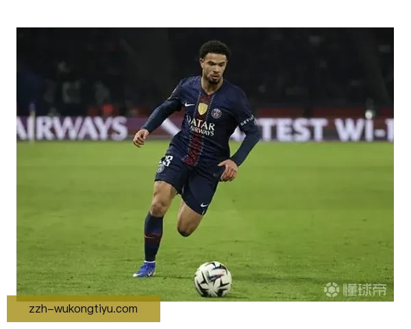 登贝莱在赛场上奋力拼搏的瞬间展现无与伦比的速度与力量，成为球迷热议焦点